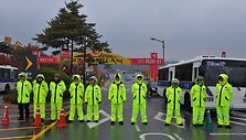 Pietų Korėjos policininkai blokuoja kelius