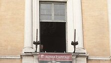 Julijos Tymo&scaron;enko portretas pasirodė ant Italijos sostinės merijos pastato sienos