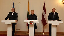 Estijos vadovo T.H.Ilveso (kairėje), Lietuvos prezidentės D.Grybauskaitės ir Latvijos prezidento A.Bėrzinio komandos &ndash; skirtingo kalibro