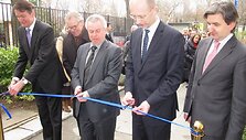 Juostelę i&scaron;kilmingai kerpa (i&scaron; kairės):  Nyderlandų URM generalinio direktoriaus ES klausimais pavaduotojas Wepke Kingma, Bulgarijos URM generalinis direktorius Europos klausimams Rusi Ivanov, T. Gulbinas