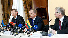 Estijos finansų ministras Jurgenas Ligis, Latvijos finansų ministras Andris Vilkas ir Lietuvos finansų ministras Rimantas &Scaron;adžius spaudos konferencijoje.