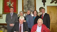 Sutartį pasira&scaron;o D. Žižys (kairėje) ir G. Žemaitaitis. Antroje eilėje (i&scaron; kairės) - R. Kraujelis, Tautos fondo valdybos pirmininkė Laima &Scaron;ileikytė-Hood, Amerikos lietuvių kultūros archyvo direktorė Mirga Girniuvienė, JAV lietuvių bendruomenės Archyvų komiteto pirmininkė Dalė Lukienė ir generalinis k