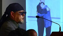 Kenji Fujimoto kalba per savo knygos pristatymą. Knygos vir&scaron;elyje &ndash; jis ir Kim Jong Unas
