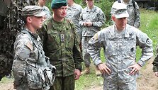 JAV Sausumos pajėgų Europoje vadas generolas leitenantas Donaldas M. Campellas