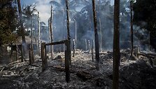 Sudegintas rachinų kaimelis Mianmare