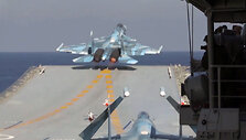 Naikintuvas Sukhoi "Su-33" kyla nuo lėktuvne&scaron;io &bdquo;Admiral Kuznecov&ldquo;