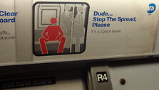 Auklėjantys skelbimai metro traukiniuose