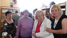 Antra kairėje &ndash; dvaro paveldėtoja Danutė Remeikienė. 2010 m.