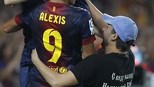 &bdquo;Barcelona&ldquo; &ndash; &bdquo;Real&ldquo; rungtynių metu į aik&scaron;tę įbėgo sirgalius