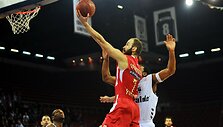 Mačo akimirka &ndash; krep&scaron;į atakuoja Vassilis Spanoulis.