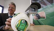 &bdquo;GoalControl&ldquo; technologiją demonstruoja Dirkas Broichhausenas.