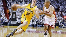 Tyleris Hansbrough (kairėje)