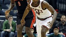 Joey Dorsey (nr. 9) yra žaidęs &bdquo;Raptors&ldquo;
