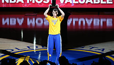 Stephenas Curry prie&scaron; mačą atsiėmė MVP prizą