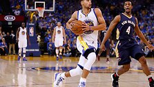 Stephenas Curry veržiasi po krep&scaron;iu
