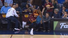 lebronas-jamesas-suzeide-salia-aikstes-sedejusia-moteri