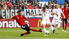 Aleksandras Dragovičius stabdo Adamą Szalai