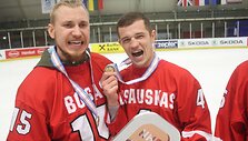 Nerijus Ali&scaron;auskas (de&scaron;inėje)