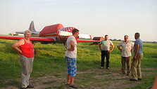 Lėktuvas Alvydo ir Daivos Auk&scaron;tuolių sodyboje su pilotu (&scaron;alia ūkininko). 15min.lt skaitytojos Apolonijos Koževnikovienės nuotr.