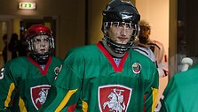Lietuvos jaunimo ledo ritulio rinktinė vykstančiame pasaulio jaunimo iki 20 metų ledo ritulio čempionate, II-o diviziono &bdquo;A&ldquo; grupės varžybose nusileido Vengrijos bendraamžiams rezultatu 0:2 (0:2, 1:1, 0:0).