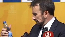 Joanas Plaza ragauja mineralinį vandenį