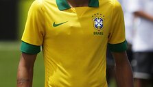 Geriausias 2012-ųjų Pietų Amerikos futbolininkas Neymaras pristatė Brazilijos futbolo rinktinės mar&scaron;kinėlius.