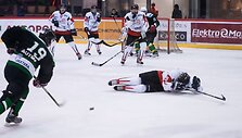 Nacionalinės ledo ritulio lygos čempionate &Scaron;iaulių &bdquo;Ledo linija&ldquo; Klaipėdoje po 17 įvarčių &scaron;ou 9:8 nugalėjo vietos &bdquo;Baltiją&ldquo; ir antrą kartą sezone įveikė I-o diviziono Vakarų konferencijos lyderę.