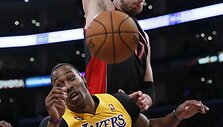 &bdquo;Toronto Raptors&ldquo; žaidėjas Jonas Valančiūnas prie&scaron; &bdquo;Los Angeles Lakers&ldquo; vidurio puolėją Dwightą Howardą