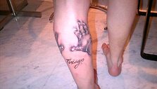 Lionelio Messi tatuiruotė &ndash; sūnaus ranka ant futbolininko kojos.