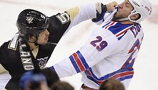 &bdquo;Penguins&ldquo; žaidėjas Derykas Engellandas ai&scaron;kinasi santykius su &bdquo;Rangers&ldquo; atstovu  Ryanu Clowe'u