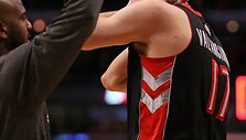 Jonas Valančiūnas mače su &bdquo;Bulls&ldquo; patyrė kaklo traumą