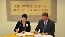 LTOK prezidentė Daina Gudzinevičiūtė ir Makedonijos olimpinio komiteto gen. sekretorius Sa&scaron;a Popovskis pasira&scaron;ė bendradarbiavimo sutartį.