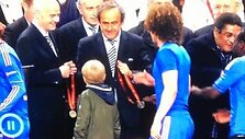 UEFA prezidentas Michaelis Platini bendravo su prasmukusiu į apdovanojimo ceremoniją  berniuku