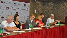 Lengvosios atletikos federacijos atstovų spaudos konferencija: viduryje &ndash; E.Skrabulis.