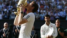 Andy Murray'us i&scaron;kovojo pirmąjį trofėjų Vimbldono turnyre