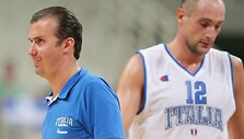 Lietuvos krep&scaron;inio rinktinė kovoja su Italijos komanda: treneriscoach: Simone Pianigiani ir žaidėjas Marko Cusinas