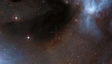 Tyrimą vykdę astronomai ALMA objektyvą nukreipė į jauną rudąją nyk&scaron;tukę ISO-Oph 102 (dar žinomą Rho-Oph 102 pavadinimu), Gyvatne&scaron;io Ro žvaigždžių formavimosi regione