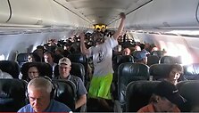 &bdquo;Harlem Shake&ldquo; &scaron;okis skrendančiame lėktuve