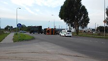 Pakeliui į Klaipėdos uostą apvirto metalo laužą vežęs sunkvežimis