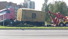 Dar nepra&scaron;vitus Klaipėdoje susidūrė lengvasis automobilis ir vilkikas
