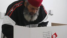 Vyras balsuoja Tuniso prezidento rinkimuose