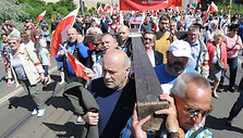 Prie&scaron; ES nukreiptose eitynėse Var&scaron;uvoje - kryžiai ir maldos 