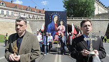 Prie&scaron; ES nukreiptose eitynėse Var&scaron;uvoje - kryžiai ir maldos 