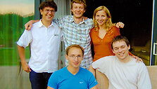 2005 m. liepą įsteigiama UAB &bdquo;15min&ldquo;. Jos keturi įkūrėjai &ndash; Tomas Balžekas, Tomas Bindokas, Vytautė &Scaron;maižytė ir Daumantas Mikučionis. Įmonės investuotojas Edvinas Dovydaitis patiki startuolio komanda ir finansuoja &scaron;io veiklą. 