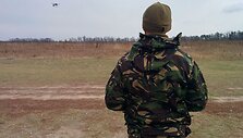 Valdyti bepiločius lėktuvus kariai mokosi Kijevo pakra&scaron;tyje.