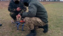 Valdyti bepiločius lėktuvus kariai mokosi Kijevo pakra&scaron;tyje.