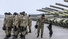 Ukrainos kariai ir jų &scaron;uo laukia prezidento P.Poro&scaron;enkos lėktuvo prie Donecko