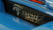 Ant automobilio i&scaron;liko Donaldo Trumpo atributika