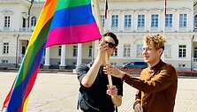 LGBT bendruomenės simbolinė prezidento padrąsinimo akcija &ndash; piketas
