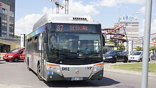 Autobusai nepravažiuoja dėl stovinčių automobilių